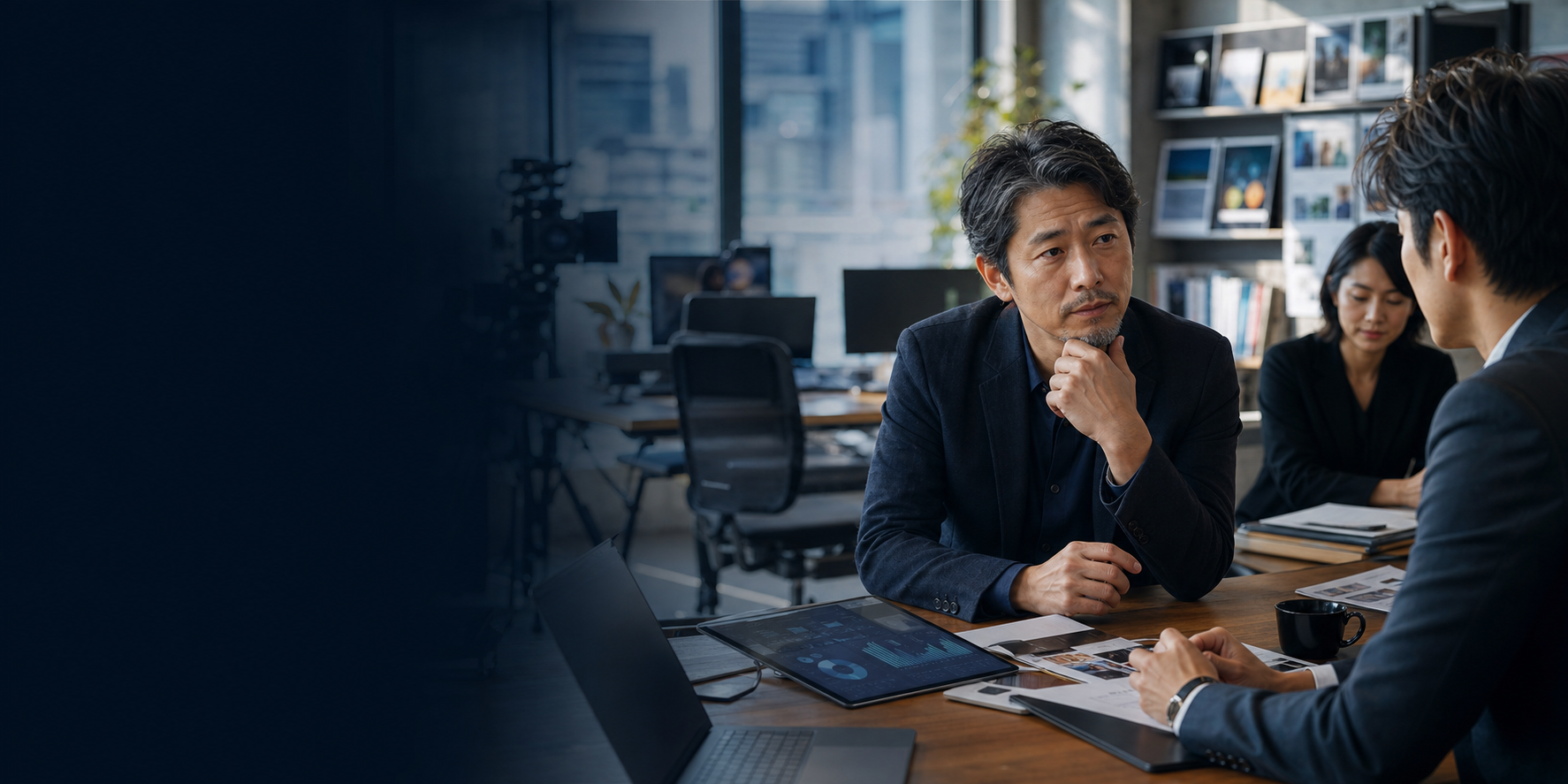 メディア企業オーナーとM&Aアドバイザーが相談している画像