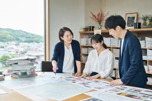 フリーペーパー売却に向けて誌面と配布エリアを確認する地域編集部