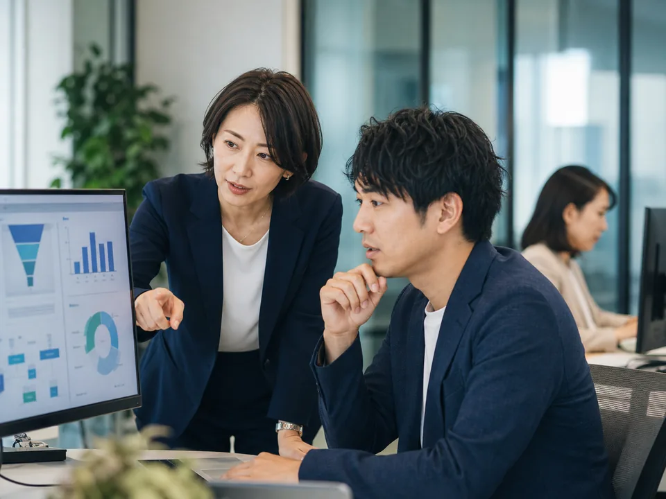 求人メディアの応募導線と運営指標を確認する担当者